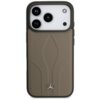 Etui do telefonu w kolorze taupe z wytłoczonym wzorem i metalowym logo Mercedes na dole. Produkt jest przeznaczony do modelu Apple iPhone 17 Pro i obsługuje technologię MagSafe.