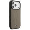 Etui na telefon w kolorze taupe z wyraźnym logo producenta w dolnej części, posiada wycięcia na trzy obiektywy aparatu oraz dodatkowe elementy. Powierzchnia etui ma delikatne, symetryczne wzory.