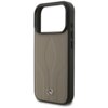 Etui w kolorze taupe z logo Mercedes na dole, wykonane z materiału przypominającego skórę, z wycięciem na aparat i przyciskami bocznymi. Produkt jest przeznaczony do Apple iPhone 17 Pro i obsługuje MagSafe.