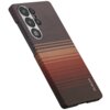 Etui na telefon z wielokolorowym wzorem w kratkę, z widocznymi wycięciami na aparat i przyciski. Na etui znajduje się napis "PITAKA".