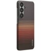 Etui na telefon z wielokolorowym wzorem w kratkę, przechodzącym od ciemnych do jasnych odcieni, z trzema wycięciami na aparaty fotograficzne. W dolnej części etui widoczne jest logo "PITAKA".