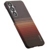 Etui na telefon z wielokolorowym wzorem w kratkę, z widocznymi trzema otworami na aparaty i napisem "PITAKA" w dolnej części. Produkt ma smukły design i jest przeznaczony do modelu Samsung Galaxy S25.