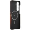 Etui na telefon z widocznym wzorem w kratkę i okrągłym oznaczeniem na środku, z napisem: "MagEZ Case 6", "Sunset", "Designed by PITAKA Copyright © 2025 by PITAKA All Rights Reserved". Produkt ma wycięcia na aparat i przyciski.