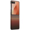 Etui na telefon z gradientowym wzorem w odcieniach brązu i czerwieni, z widocznymi dwoma obiektywami aparatu oraz napisem "PITAKA" na boku. Powierzchnia etui ma teksturę przypominającą tkaninę.