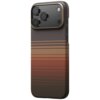 Etui na telefon z widocznym gradientowym wzorem w odcieniach brązu, czerwieni i czerni, z trzema dużymi otworami na aparaty oraz mniejszymi na inne elementy. Powierzchnia etui ma teksturę przypominającą tkaninę.