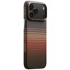 Etui na telefon z wielokolorowym wzorem w kratkę, przechodzącym od ciemnego u dołu do jaśniejszego u góry, z wycięciem na aparat. Na boku etui widoczny jest napis "PITAKA".