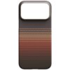 Etui na telefon z wielokolorowym wzorem w kratkę, przechodzącym od ciemnego granatu u góry, przez brąz, do czerwieni na dole. Produkt ma duży otwór na aparat i jest przeznaczony do modelu iPhone 17 Pro Max.