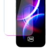Na zdjęciu widoczna jest folia ochronna na ekran telefonu, z przezroczystą powierzchnią i kolorowymi refleksami. Na ekranie telefonu znajduje się logo "3mk".