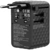 Czarny adapter podróżny z widocznymi wtyczkami i suwakami do różnych typów gniazdek, z oznaczeniami CE, EAC, FC, UKCA oraz szczegółowymi informacjami technicznymi, takimi jak "Verbatim PN: 30190", "AC Input: 100-250 V~, 50/60 Hz 3.9 A", "Rating: 100-250 V