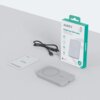 Na zdjęciu znajduje się szary powerbank z okrągłym wzorem na powierzchni, obok którego leży czarny kabel USB oraz instrukcja obsługi. W tle widoczne jest opakowanie z napisem "AUKEY MagFusion Slim 5000 Magnetic Wireless Charging Power Bank" oraz ikonami p