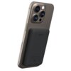 Na zdjęciu widoczny jest szary powerbank magnetyczny marki AUKEY, przymocowany do tylnej części smartfona. Na powerbanku znajduje się logo "AUKEY" oraz oznaczenia certyfikacyjne.