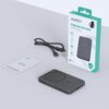 Na zdjęciu znajduje się szary powerbank z oznaczeniem "5000" oraz pudełko z napisem "AUKEY MagFusion Slim 5000 Magnetic Wireless Charging Power Bank". Obok leży czarny kabel USB-C oraz karta z napisem "AUKEY Manual".
