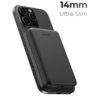 Na zdjęciu widoczny jest czarny powerbank AUKEY przymocowany magnetycznie do smartfona, z napisem "14mm Ultra-Slim" w prawym górnym rogu. Na powerbanku znajduje się logo "AUKEY" oraz wskaźnik naładowania z czterema diodami.