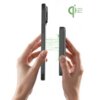 Dwie dłonie trzymają smartfon i powerbank, które są zbliżane do siebie, z zielonymi liniami sugerującymi połączenie magnetyczne. W prawym górnym rogu widoczny jest zielony napis "qi2".