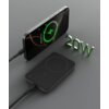 Na zdjęciu znajduje się czarny powerbank z podłączonym kablem, obok którego leży smartfon z widocznym na ekranie symbolem ładowania i napisem "75% Charged". Obok urządzeń znajduje się trójwymiarowy napis "20W".