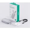 Na zdjęciu znajduje się biały powerbank z napisem "10000" oraz pudełko z napisem "AUKEY Spark Sling 10000 Compact Fast Charging Power Bank with Built-in USB-C Cable". Obok leży czarny kabel USB-C oraz karta z napisem "AUKEY".