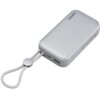 Biały powerbank z logo "AUKEY" na górnej powierzchni, wyposażony w dwa porty USB i jeden port USB-C, z dołączonym sznurkiem do przenoszenia. Na boku widoczne są oznaczenia certyfikatów CE i FC.