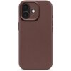 Brązowe etui skórzane z wycięciem na aparat i logo "DECODED" w dolnej części. Etui jest przeznaczone do telefonu Apple iPhone 17 i obsługuje technologię MagSafe.