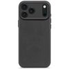 Czarne skórzane etui z trzema otworami na aparaty i jednym na lampę błyskową, z wytłoczonym napisem "DECODED" na dole. Etui jest przeznaczone do telefonu Apple iPhone 17 Pro i posiada funkcję MagSafe.