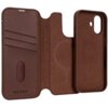 Brązowe etui skórzane z funkcją portfela, przeznaczone do Apple iPhone 17, posiada wycięcia na aparat i przyciski oraz trzy kieszonki na karty. Na dolnej części widoczny jest napis "DECODED".