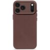 Brązowe etui skórzane z trzema otworami na aparaty i jednym na lampę błyskową, z wytłoczonym napisem "DECODED" na dole. Etui jest przeznaczone do telefonu Apple iPhone 17 Pro i posiada funkcję MagSafe.
