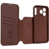 Brązowe etui skórzane z funkcją portfela, przeznaczone do Apple iPhone 17 Pro, z trzema kieszonkami na karty i wycięciami na aparat. Na dolnej części widoczny jest napis "DECODED".