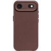 Brązowe etui skórzane z wycięciem na aparat i logo "DECODED" w dolnej części. Etui jest przeznaczone do telefonu iPhone i posiada funkcję MagSafe.