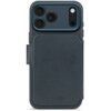 Granatowe etui skórzane z trzema wycięciami na aparaty i jednym na lampę błyskową, z wytłoczonym napisem "DECODED" na dole. Produkt jest przeznaczony do telefonu Apple iPhone 17 Pro Max i posiada funkcję MagSafe.