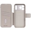 Beżowe etui skórzane z funkcją portfela, przeznaczone do Apple iPhone 17 Pro Max, z trzema kieszonkami na karty i wycięciami na aparat. Na etui widoczne jest logo "DECODED".