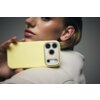 Żółte etui DECODED Antimicrobial Silicone MagSafe do Apple iPhone 17 Pro jest trzymane w dłoni, z widocznymi trzema obiektywami aparatu. Na etui znajduje się wytłoczony napis "DECODED".