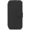 Czarne etui na telefon z klapką, wykonane z teksturowanego materiału, posiada małą naszywkę w kolorach czerwonym, białym i niebieskim w górnej części. Etui ma prosty design z zapięciem na magnes.