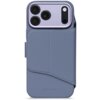 Niebieskie etui na telefon z trzema okrągłymi otworami na aparaty i jednym na lampę błyskową, z wytłoczonym napisem "DECODED" na dole. Etui ma teksturowaną powierzchnię i zakładkę ochronną.