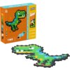 Pudełko z klockami plastikowymi PLUS-PLUS Puzzle by number T-rex 014-4334 przedstawia kolorowego dinozaura złożonego z małych elementów, a na opakowaniu widnieje napis "CREATE IN 3D" oraz informacje: "250 PIECES", "10 COLORS", "PUZZLE MAT". Obok pudełka z