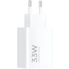 Biała ładowarka sieciowa z dwoma metalowymi bolcami, na której widnieje napis "33W DESIGNED BY XIAOMI". Produkt ma prostokątny kształt z zaokrąglonymi krawędziami.