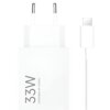 Biała ładowarka sieciowa z dwoma metalowymi bolcami oraz odłączanym kablem USB-C. Na obudowie widoczny jest napis "33W DESIGNED BY XIAOMI".