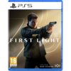 Okładka gry na PS5 zatytułowanej "007 First Light" przedstawia postać trzymającą pistolet, z dużym napisem "FIRST LIGHT" oraz logo "007" na środku. W dolnym rogu widoczne są logotypy "Amazon MGM Studios" oraz "IOI", a także oznaczenie wiekowe "16" z adres