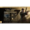 Na plakacie promującym grę "007 The First Light" na PS5 widnieje postać trzymająca pistolet oraz informacje o bonusach za zamówienie przedpremierowe, takich jak cztery ekskluzywne stroje, nowa skórka na broń i zestaw "Gleaming Pack". Na górze znajduje się