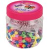 Plastikowy pojemnik z czerwonym wieczkiem zawiera kolorowe koraliki i przezroczyste podstawki. Na wieczku widnieje napis "400+" oraz logo "Hama 8791".