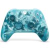 Bezprzewodowy kontroler do konsoli Xbox w edycji Ice Breaker Specials Edition, z niebiesko-białym wzorem przypominającym lodowe odłamki. Na kontrolerze widoczne są przyciski oznaczone literami Y, X, B, A oraz logo Xbox.