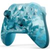 Bezprzewodowy kontroler do gier w kolorze niebieskim z wzorem przypominającym lodowe odłamki, posiada przyciski oznaczone literami Y, X, B, A oraz logo Xbox. Kontroler ma teksturowane uchwyty i dwa analogowe drążki.