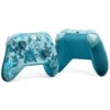 Na zdjęciu widoczny jest bezprzewodowy kontroler do konsoli Xbox w edycji Ice Breaker Specials Edition, z przodu i z tyłu. Kontroler ma niebiesko-turkusowy wzór z motywem lodowych kryształów oraz logo Xbox.