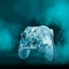 Bezprzewodowy kontroler Xbox w edycji Ice Breaker Specials Edition z niebiesko-białym wzorem geometrycznym na tle w odcieniach turkusu. Na kontrolerze widoczne są przyciski z literami Y, X, B, A oraz logo Xbox.