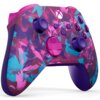 Bezprzewodowy kontroler do gier z kolorowym wzorem w odcieniach różu, fioletu i turkusu, z widocznymi przyciskami oznaczonymi literami Y, X, B, A oraz logo Xbox. Kontroler ma teksturowane uchwyty i przyciski funkcyjne.