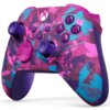 Kontroler bezprzewodowy Xbox w edycji Heart Breaker Specials Edition ma kolorowy wzór z dominującymi odcieniami różu, fioletu i niebieskiego. Na kontrolerze widoczne są przyciski z literami X, Y, B, A oraz logo Xbox.