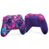 Na zdjęciu widoczny jest bezprzewodowy kontroler do konsoli Xbox w edycji Heart Breaker Specials, charakteryzujący się kolorowym wzorem w odcieniach różu, fioletu i turkusu. Na kontrolerze znajdują się przyciski z literami A, B, X, Y oraz logo Xbox.