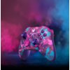 Bezprzewodowy kontroler Xbox w edycji Heart Breaker Specials Edition z kolorowym, abstrakcyjnym wzorem w odcieniach różu, fioletu i błękitu, na tle kolorowej mgły. Na kontrolerze widoczne są przyciski z literami Y, X, B, A oraz logo Xbox.