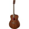 Na zdjęciu widoczna jest gitara akustyczna z mahoniowym korpusem i jasnym gryfem, z sześcioma strunami i metalowymi kluczami. Na główce gitary znajduje się logo "YAMAHA".