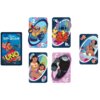 Na zdjęciu znajduje się zestaw kart do gry "UNO Disney Lilo & Stitch" z różnymi ilustracjami postaci z filmu, w tym kartami z oznaczeniami "+2", "+4", oraz symbolami zmiany kierunku. Na jednej z kart widnieje napis "Disney's Lilo & Stitch UNO" oraz logo ©Mattel i ©Disney.