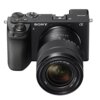 Czarny aparat bezlusterkowy z widocznym logo "SONY" i oznaczeniem modelu "α6700", wyposażony w obiektyw z oznaczeniami "E 3.5-5.6/18-135 OSS". Na górze aparatu znajdują się pokrętła i przyciski sterujące.