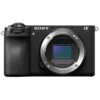 Czarny aparat bezlusterkowy z widocznym logo "SONY" i oznaczeniem "E-mount" wokół mocowania obiektywu. Aparat posiada teksturowany uchwyt i widoczny sensor wewnątrz mocowania.